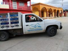 Filtro sanitario aplicado a camioneta de “Agua San Juan”, Santa María Tenexpan, Agencia del municipio de San Pablo Huitzo, Oaxaca (segunda toma). Fotografía: Ángel López González.