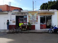 Jugos naturales "Samy", Avenida Huijazo, municipio de San Pablo Huitzo. Fotografía: Dulce Claudia Cruz Vásquez.