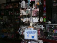 Letrero en exhibidor: “Por disposición oficial es obligatorio el uso del cubrebocas”, en  “El Mirlo” (regalos y novedades), Santiago Suchilquitongo Etla, Oaxaca. Fotografía: Dulce Claudia Cruz Vásquez.