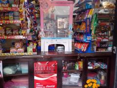 Mampara-ventana de plástico (alejamiento), colocada en una tienda, Santos Degollado, Etla, del municipio de San Juan Bautista Guelache, Oaxaca. Fotografía: Dulce Claudia Cruz Vásquez.
