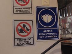 Letreros y gel antibacterial en escaleras de ingreso al Café Lavoe, Calle Gurrión 108, Ruta Independencia, Centro de la ciudad de Oaxaca. Fotografía: Yessica Azeneth Mendoza Silva.