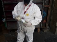 Persona con traje sanitario aplica gel antibacterial en Paseo Bravo, Centro Histórico de Puebla. Fotografía: Edgar Iván Flores Hernández.