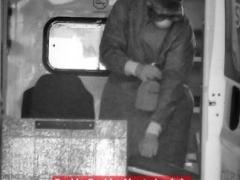 Al exterior de la zona de urgencias, un paramédico del SUMA se desinfecta al interior de una ambulancia. Fotografía: Andrés Lobato.