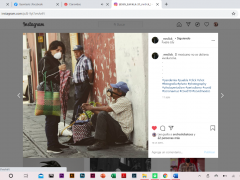 En las calles de la ciudad de Puebla se encuentra un vendedor ambulante de bolsas tejidas a mano, en la imagen se puede ver como una mujer le está comprando. Fotografía: Jesús Zavala.