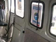 Interior de la unidad en la que se aprecian carteles que invitan a portar el cubrebocas y la bolsa en la que el chofer ha puesto los cubrebocas nuevos para que los pasajeros los puedan usar. Fotografía: Facebook de Juan Carlos Valerio.