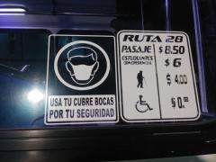Anuncio Usa tu cubrebocas por tu seguridad, unidad del transporte público, Ruta 28, Puebla. Fotografía: Andrea Guadalupe González Crisóstomo.