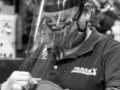 Adaptación de las trabajadoras quienes usan caretas y cubrebocas, fábrica PANAM. Fotografía: Facebook Panam Oficial.