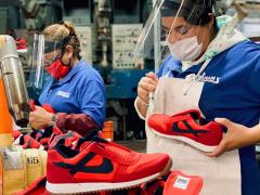 Trabajadoras del sector textil toman medidas necesarias de protección para seguir laborando, fábrica PANAM. Fotografía: Facebook Panam Oficial.