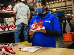 Trabajadores laboran con medidas de seguridad, fábrica PANAM. Fotografía: Facebook Panam Oficial.