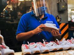 Producción de tenis con medidas de seguridad sanitaria, fábrica PANAM. Fotografía: Facebook Panam Oficial.