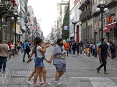 Muchas personas de diversas edades caminan por el Centro histórico de la ciudad de Puebla en la nueva normalidad. La mayoría utiliza cubrebocas, sin embargo no respetan la sana distancia. Fotografía: 24 Horas El Diario sin Límites Puebla.