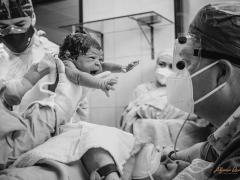 Recíen nacido y doctor se miran. Fotografía: Alfonso Ramos.