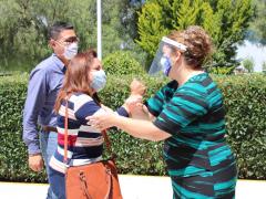 Autoridades ejemplificando el saludo recomendado durante la pandemia, Tecnológico Superior de Tepeaca.