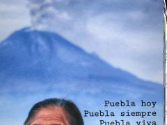 Pobladora de Atlixco, Puebla posa frente a la cámara con el volcán Popocatépetl al fondo. Fotografía: Andrés Lobato.