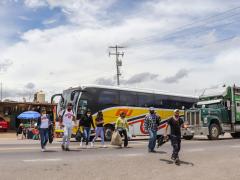 Gente descende de un autobus al llegar a Soltepec. Fotografía: Facebook del municipio de Chignautla, Puebla.