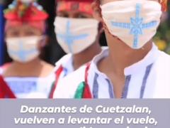 Andres Lobato publica imagen de tres danzantes de Cuetzalan con cubrebocas con tradicionales bordados de la sierra poblana.