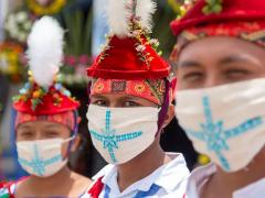 Tres danzantes de Cuetzalan con cubrebocas. Fotografía: Andrés Lobato.