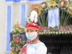 Danzante mujer de Cuetzalan con cubrebocas. Fotografía: Andrés Lobato.
