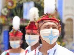 Tres danzantes de Cuetzalan con cubrebocas. Fotografía: Andrés Lobato.