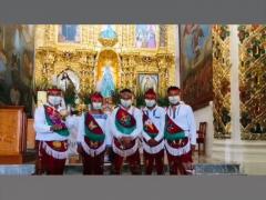 Danzantes de Cuetzalan con cubrebocas en la iglesia del pueblo. Fotografía: cuetza_oficial.