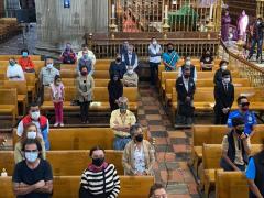 Feligreses escuchan misa con la sana distancia en la Catedral de Puebla. Fotografía: Juan Carlos Valerio.