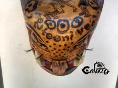 Parte superior de la cabeza en donde se encuentra la representación del COVID-19 devorando a un danzante y debajo la leyenda “Ntooni ve´e (quédate en casa)”. Fotografía: Yonny Calixto.