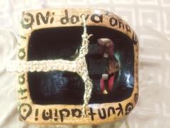 Parte inferior de la máscara en la que se encuentran las frases: Kuntiadini (Encerrado / enciérrate), Itaza´i (Danza / bailar) y Ni daya´aña (Contagio / se lo paso). Fotografía: Yonny Calixto.
