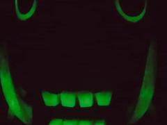 Ojos y dientes de la máscara brillando en la oscuridad. Fotografía: Yonny Calixto.