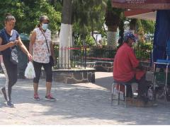Miujeres caminando, una con cubrebocas y otra sin crubrebocas. Fotografía: La Jornada de Oriente