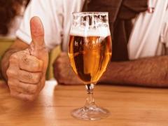 Imagen de un hombre frente a una cerveza. Fotografía: El Sol de Puebla.