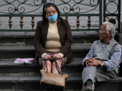 Imagen donde se observan dos adultos mayores platicando al aire libre. Fotografía: Karen Rojas.