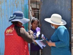 Personal del DIF municipal, da información a una ciudadana acerca del coronavirus. Fotografía: Diario Código.