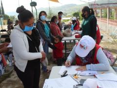 Personal del ayuntamiento de Ocoyucan, registra a una beneficiaria, Programa de apoyo COVID-19. Fotografía: Ayuntamiento de Ocoyucan.