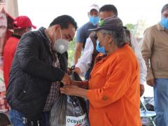 Personal del ayuntamiento entregan apoyo a una beneficiaria, Programa de apoyo COVID-19. Fotografía: Ayuntamiento de Ocoyucan