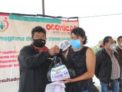 Personal del ayuntamiento entrega despensa a joven, Programa de apoyo COVID-19. Fotografía: Ayuntamiento de Ocoyucan