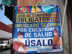 Aviso ¡Uso de cubrebocas obligatorio¡ ¡Mercado seguro¡, Mercado de Atlixco. Fotografía: Emir Brando Tepepa Esquivel.