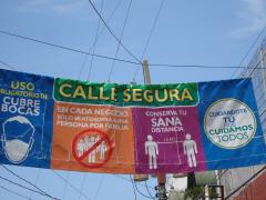 Lona Calle Seguro, en la Calle 5 Poniente. Fotografía: Emir Brando Tepepa Esquivel.