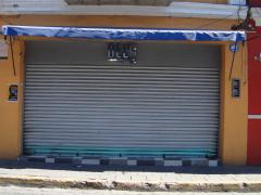 Deus, tienda de ropa con cortina debajo, calle Independencia, Atlixco. Fotografía: Emir Brando Tepepa Esquivel.