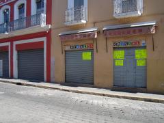 Avisos Recoge tu pedido aquí; Compra en Facebook, Regalos Grissel con sus cortinas abajo, calle Independencia, Atlixco. Fotografía: Emir Brando Tepepa Esquivel.