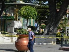 Hombre camina con cubrebocas en un parque. Fotografía: Milenio.