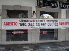 Pancarta del restaurante “Vittorio’s”, ofrece sus servicios a domicilio. Fotografía: Emir Brando Tepepa Esquivel.