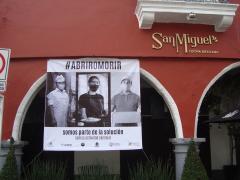 Pancarta #abriromorir colocada en el restaurant “San Miguel”. Fotografía: Emir Brando Tepepa Esquivel.