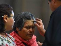Sacerdote impone ceniza. Fotografía: STV Puebla.
