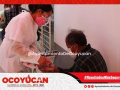 Personal médico de Ocoyucan toman los datos de una persona de la tercera edad. Fotografía: Ayuntamiento de Ocoyucan.