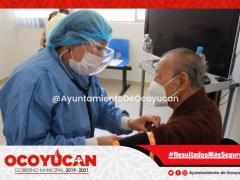 Personal médico aplica vacuna contra el coronavirus a persona de la tercera edad. Fotografía: Ayuntamiento de Ocoyucan.