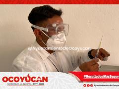 Enfermero prepara jeringa para ser aplicada a una persona de la tercera edad. Fotografía: Ayuntamiento de Ocoyucan.