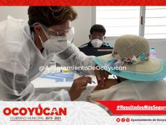 Personal médico aplica vacuna a una mujer de la tercera edad. Fotografía: Ayuntamiento de Ocoyucan.