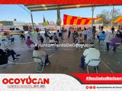 Personas de la tercera edad esperan turno para recibir la vacuna. Fotografía: Ayuntamiento de Ocoyucan.