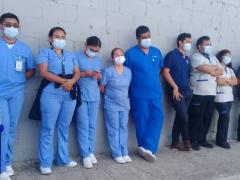 Personal médico durante la inauguración del mural. Fotografía: Yolanda Aldana.