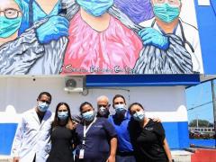 Mural y personal médico. Fotografía: Yolanda Aldana.